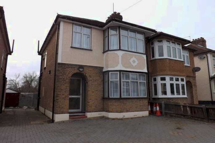 3 Bedroom Property To Rent In Ashvale Drive, Upminster, RM14
