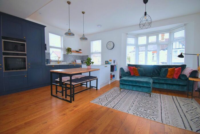 2 Bedroom Flat To Rent In Westborough Road, Westcliff-On-Sea, SS0