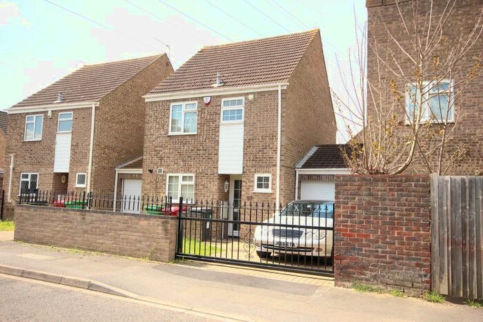 3 Bedroom Link Detached House To Rent In Rochfords Gardens, Slough, SL2