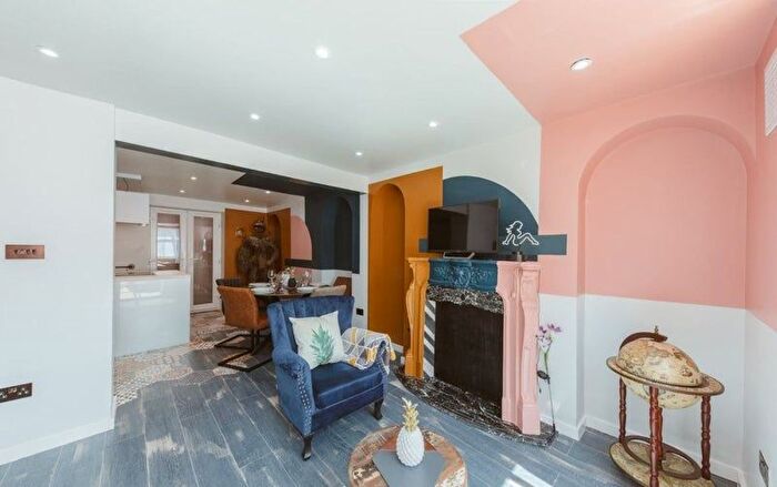 3 Bedroom Detached House For Sale In Cable Street, London, E1W