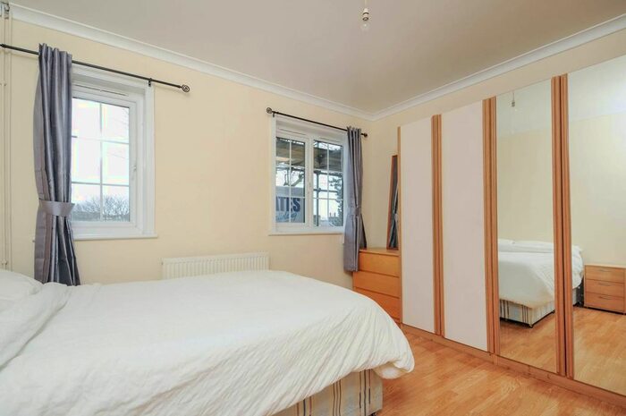 2 Bedroom Flat To Rent In Merton Road, Putney, London, SW18