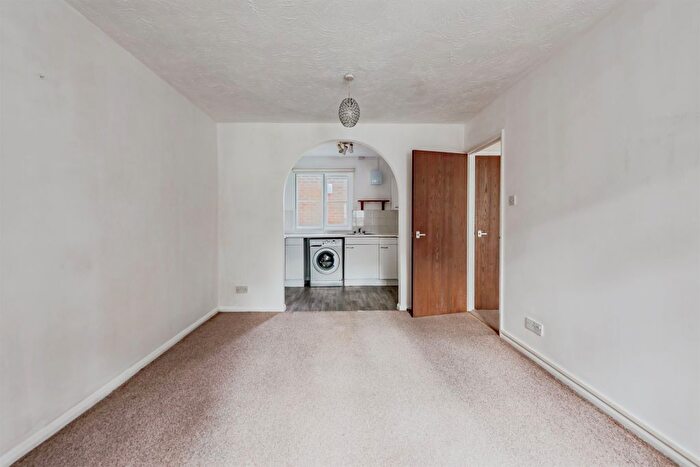 1 Bedroom Flat For Sale In Wordsworth Mead, Redhill, RH1
