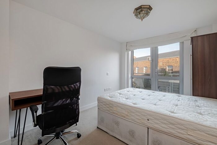 3 Bedroom Flat To Rent In Naoroji Street, London, WC1X