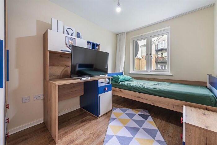 2 Bedroom Flat For Sale In Enstone Road, Enfield, EN3