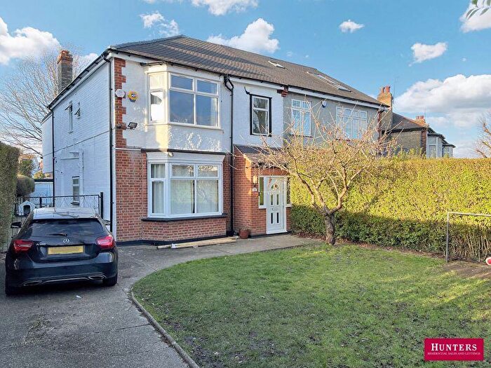 4 Bedroom Semi-Detached House For Sale In Torrington Park, London, N12