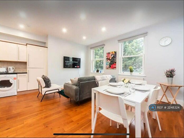 2 Bedroom Flat To Rent In St. Johns Hill, London, SW11