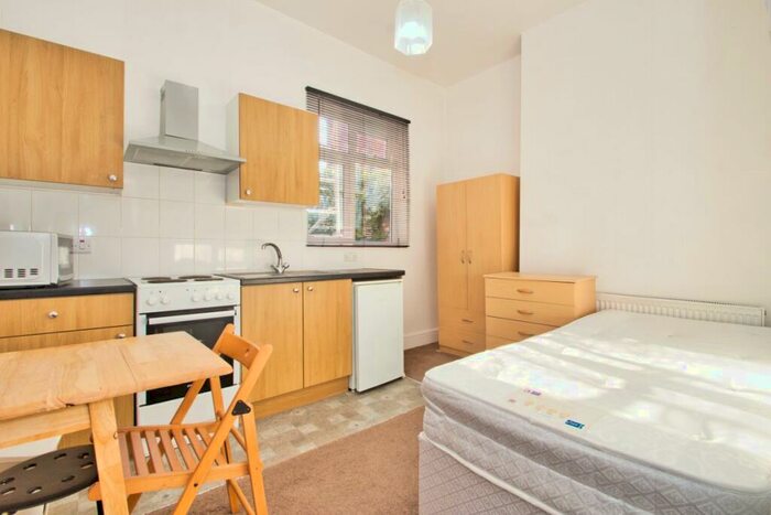 Flat To Rent In Richborough Road, Cricklewood, NW2
