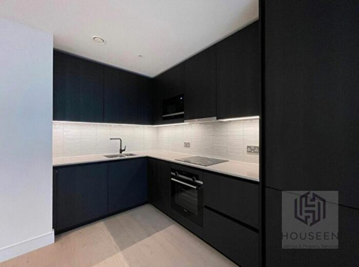 1 Bedroom Flat To Rent In Hawksbury Heights -, S84