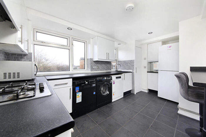 2 Bedroom Flat To Rent In Chertsey Court, Clifford Avenue, SW14