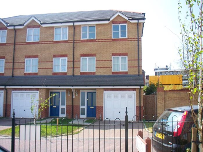 2 Bedroom Flat To Rent In Pickard Close, Southgate, N14