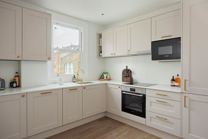 2 Bedroom Apartment To Rent In Flat, - Northcote Road, London, SW11