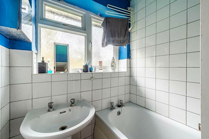2 Bedroom Apartment For Sale In Sterling Avenue, Edgware, HA8