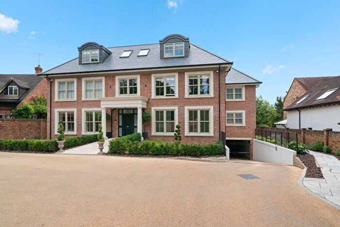 2 Bedroom Flat For Sale In Leigh Court Close, Hurley House, KT11