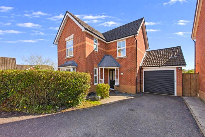 3 Bedroom Detached House For Sale In The Knoll, Tilehurst, Reading, RG31