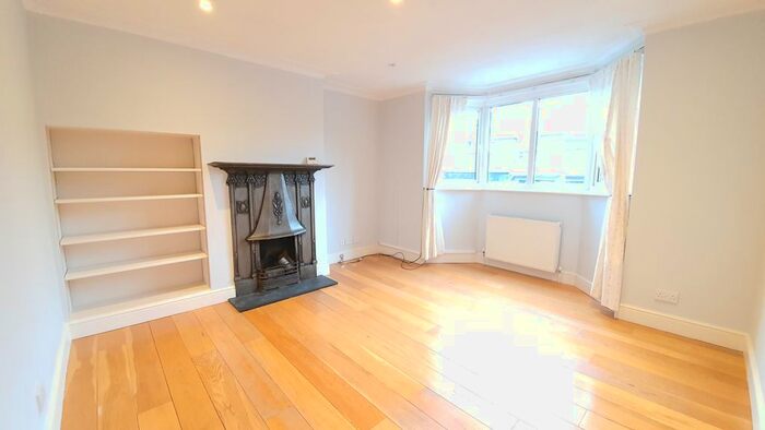 2 Bedroom Flat To Rent In Hill Avenue, Amersham, HP6