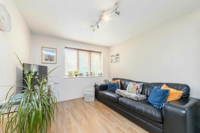 2 Bedroom Flat To Rent In The Downs, London, SW20