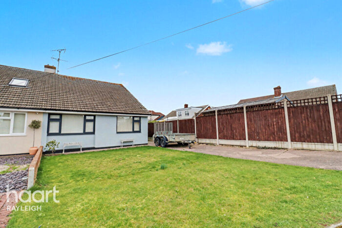 3 Bedroom Semi-Detached Bungalow For Sale In Torquay Close, Rayleigh, SS6