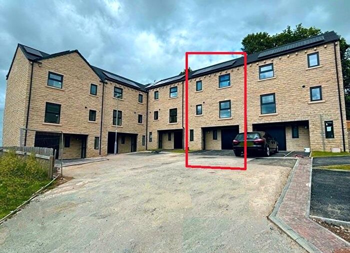 3 Bedroom Town House For Sale In Kinder Close, Thornton, Bradford, BD13
