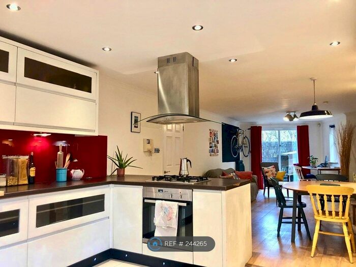 2 Bedroom Flat To Rent In Armoury House, London, E3