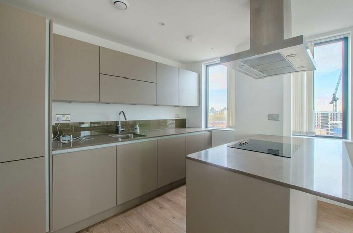 3 Bedroom Flat To Rent In Williamsburg Plaza, Canary Wharf, London, E14