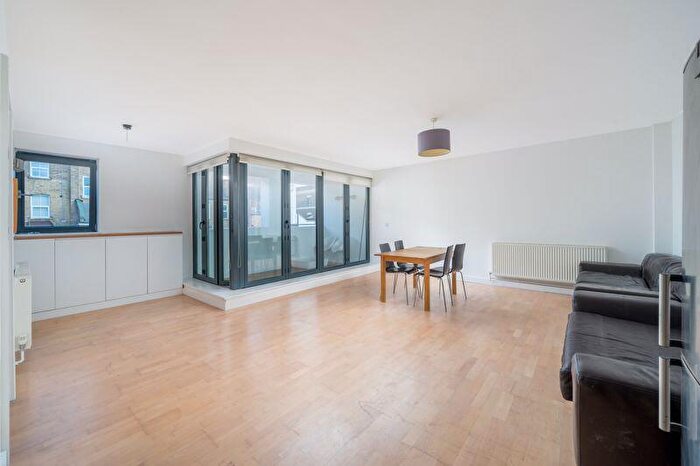 3 Bedroom Flat To Rent In Gillett Place, London, N16
