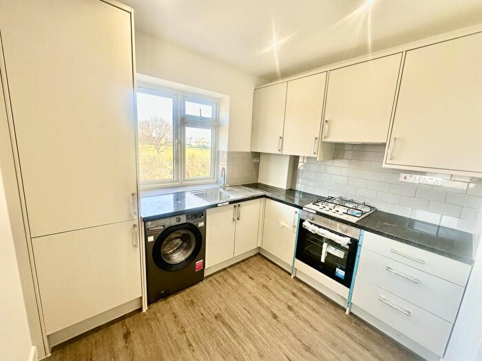 2 Bedroom Maisonette To Rent In Leyswood Drive, Ilford, IG2