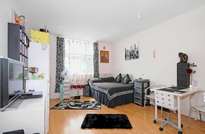 Studio To Rent In Bromyard Avenue, London W3
