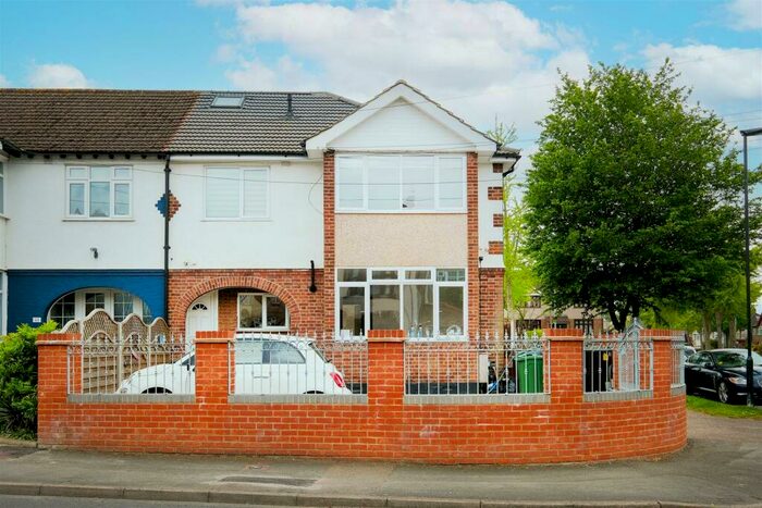 3 Bedroom Duplex To Rent In Endlebury Road, Chingford, London, E4