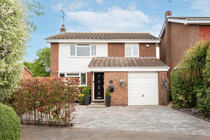 3 Bedroom Detached House For Sale In Spinney Close, Horsham, RH12