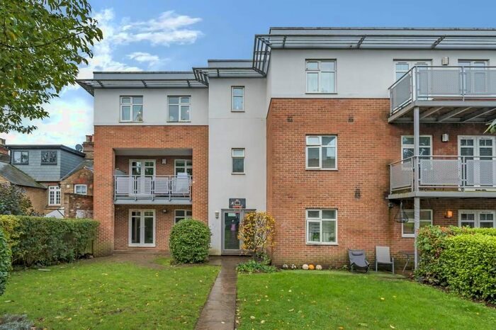 2 Bedroom Flat To Rent In High Wycombe, Buckinghamshire, HP13