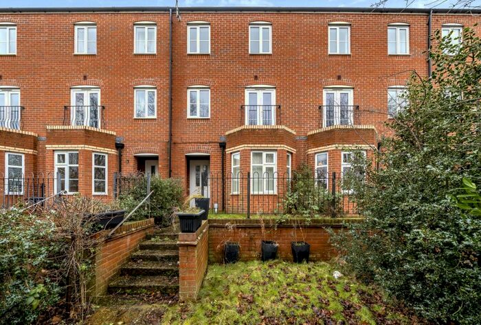 3 Bedroom Terraced House To Rent In Melrose Walk, Tewkesbury, Gloucestershire, GL20