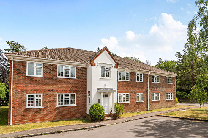 1 Bedroom Apartment For Sale In Alsford Close, Lightwater, Surrey, GU18