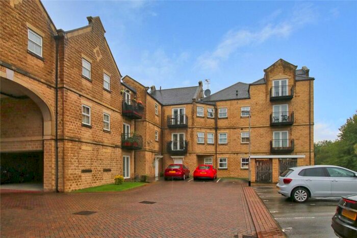 2 Bedroom Flat To Rent In Canal Bank View, Leeds, West Yorkshire, LS13