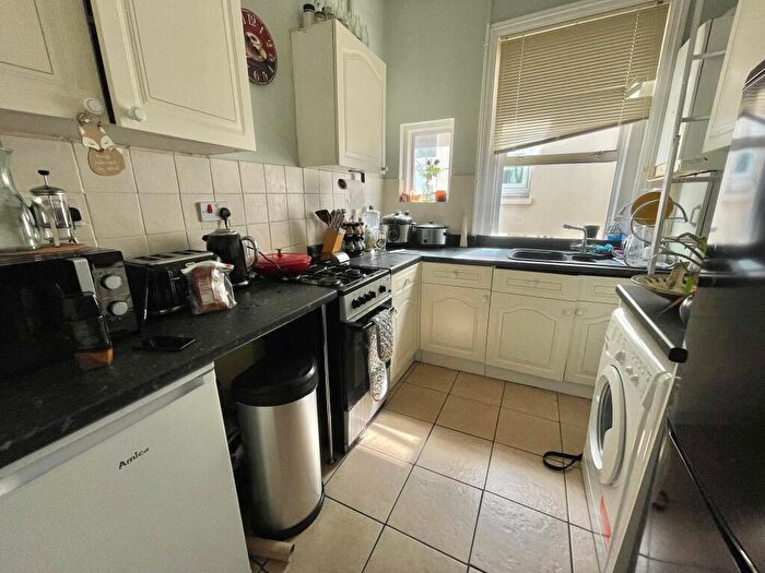 1 Bedroom Flat To Rent In Parkwood Road, BH5
