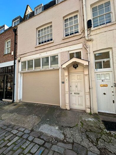 3 Bedroom Flat To Rent In Belgrave Mews North, London, SW1X