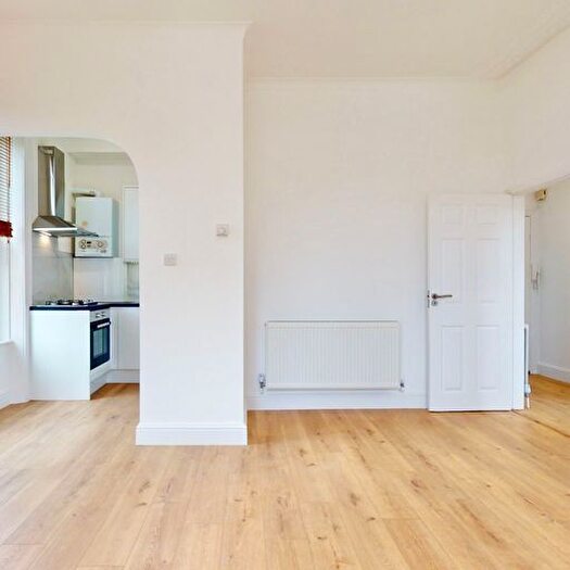 2 Bedroom Flat To Rent In Regents Park Road, London, N3