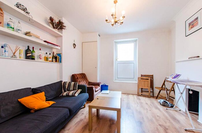4 Bedroom House To Rent In Mile End Road, Stepney, London, E1