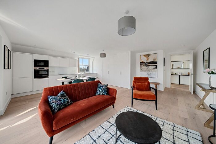 2 Bedroom Flat For Sale In Unit Whetstone Square, Whetstone, N20