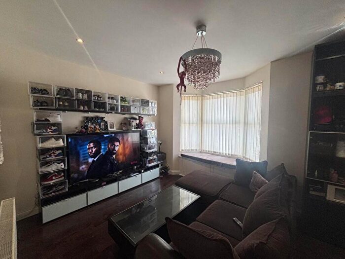 2 Bedroom Flat To Rent In Livingstone Road, Walthamstow, London, E17