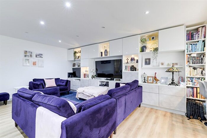 3 Bedroom Detached Bungalow For Sale In Weaverthorpe Road, Woodthorpe, Nottinghamshire, NG5