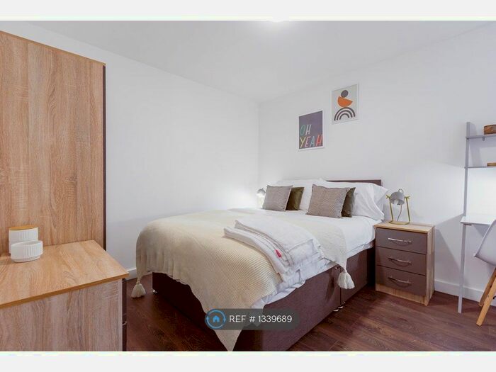 2 Bedroom Flat To Rent In Russell Way, Crawley, RH10