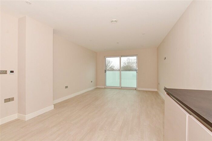 1 Bedroom Flat For Sale In Station Road, Horsham, West Sussex, RH13