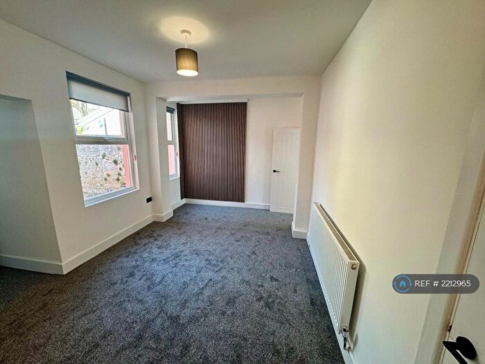 3 Bedroom Flat To Rent In Crofts Street, Cardiff, CF24
