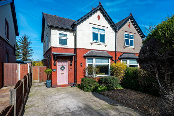 4 Bedroom Semi Detached House For Sale In Vicarage Road, Poulton-le-fylde, FY6