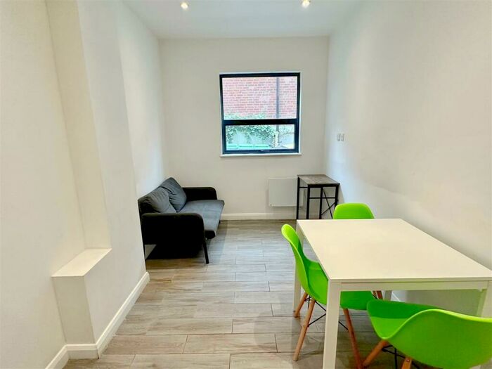 3 Bedroom Apartment To Rent In Forest Road West, NG7