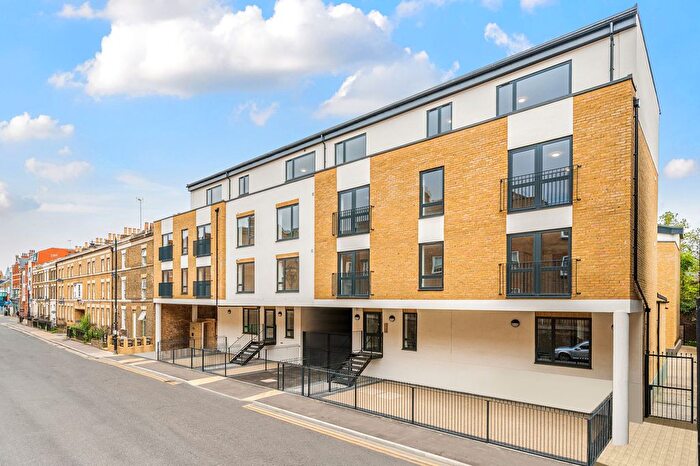 2 Bedroom Flat To Rent In High Street, Rochester, Kent., ME1