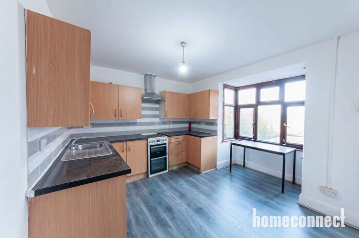 3 Bedroom Flat To Rent In Fencepiece Road, Ilford, IG6