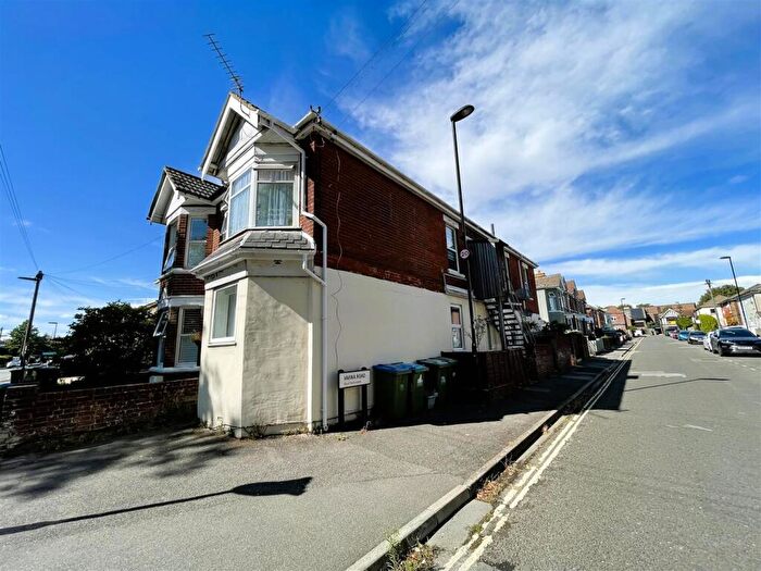 2 Bedroom Maisonette To Rent In Millbrook Road East, Southampton, SO15
