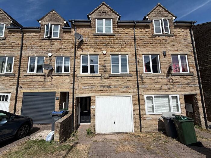 3 Bedroom Town House To Rent In Highgate Mill Fold, Queensbury, Bradford, BD13