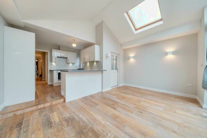 2 Bedroom Flat To Rent In Cologne Road, SW11